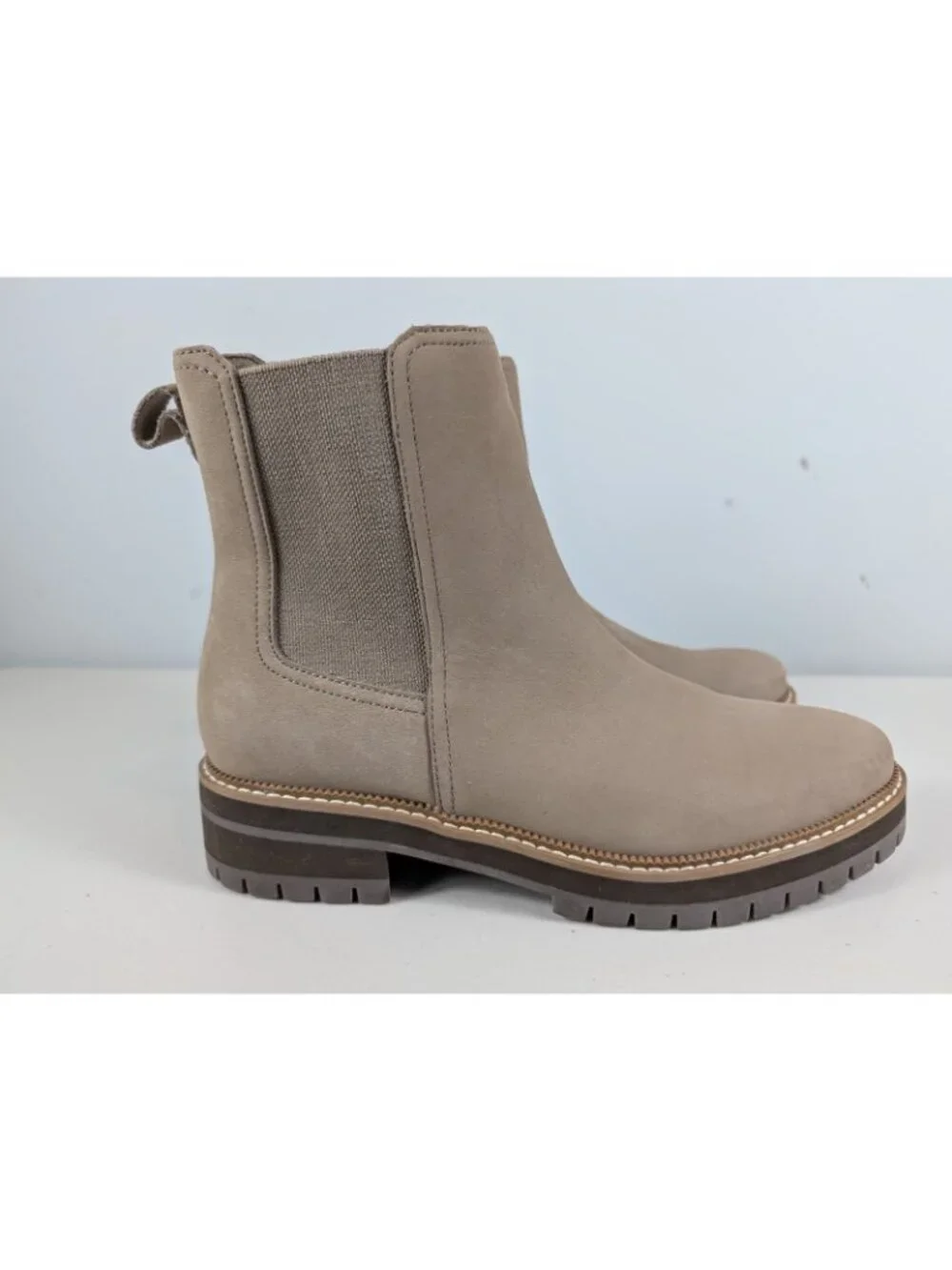 Tom's Dakota lug Chelsea boots women's size 9.5